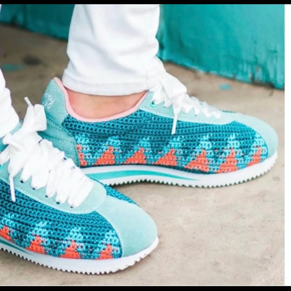 Poppy crochet running shoes